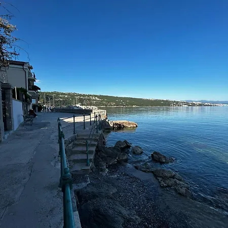 10 M From The Sea 4*